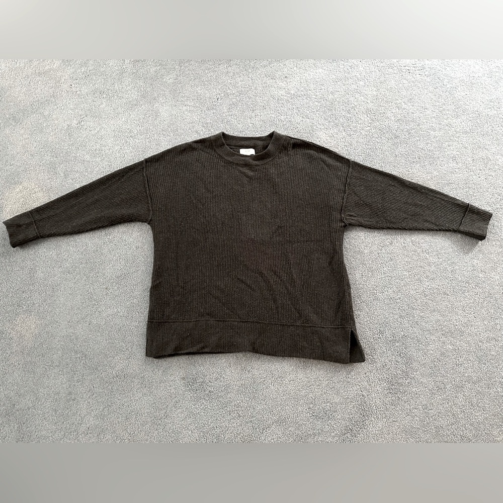 Dark gray ribbed Aerie sweater.
